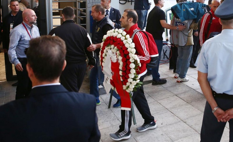 Το στεφάνι που θα καταθέσει η ΠΑΕ Ολυμπιακός.