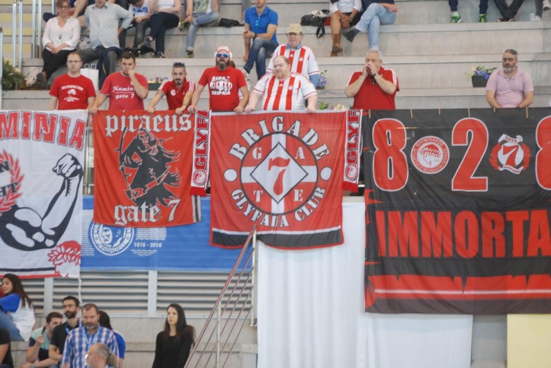 κόκκινο χρώμα στην εξέδρα