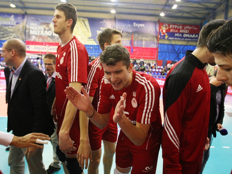 εμψυχώνει του συμπαίκτες του ο αρχηγός του Θρύλου!