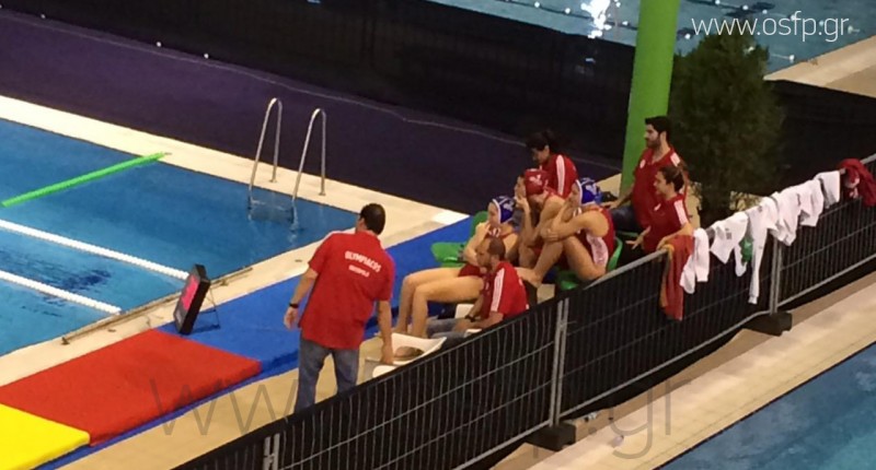 Παρακολουθόντας τον αγώνα απο τον παγκο