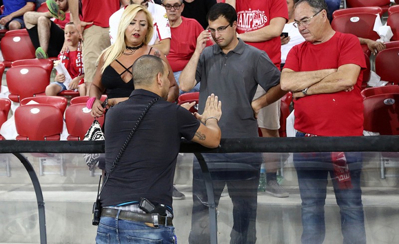 Άνθρωπος της ασφάλειας του γηπέδου (θέλουμε να πιστεύουμε), ηρεμεί τα πράγματα στην εξέδρα