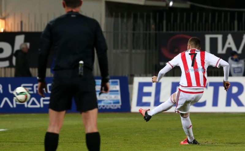 Η εκτέλεση του πέναλτι από τον Φορτούνη στο 8' για το 0-1...