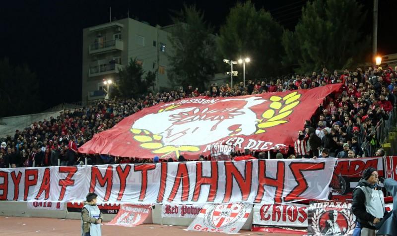 Εντυπωσιακή η παρουσία των οπαδών του Ολυμπιακού και στη Μυτιλήνη!