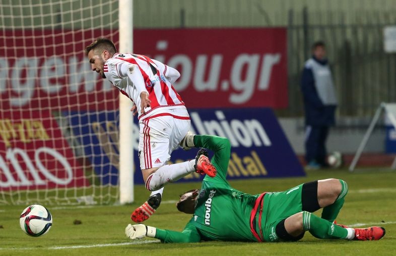 Η στιγμή που ο Δαύκος ανατρέπει τον Φορτούνη και ο διαιτητής καταλογίζει πέναλτι και αποβάλει τον τερματοφύλακα της Καλλονής