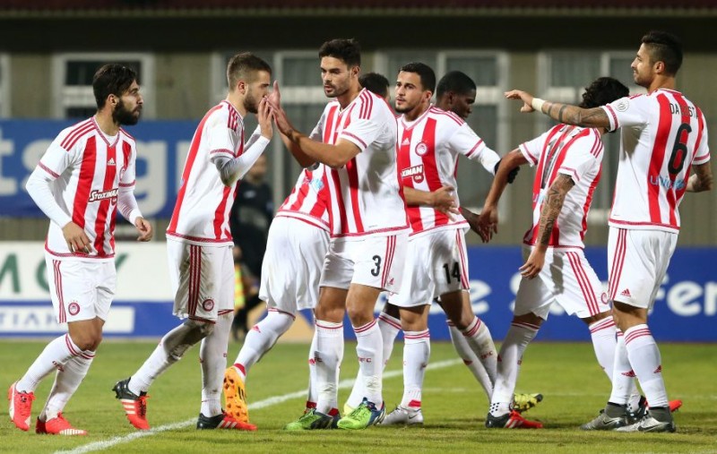 Οι παίκτες του Ολυμπιακού πανηγυρίζουν ένα από τα δύο εύστοχα πέναλτι του Κώστα Φορτούνη στο α' ημίχρονο...