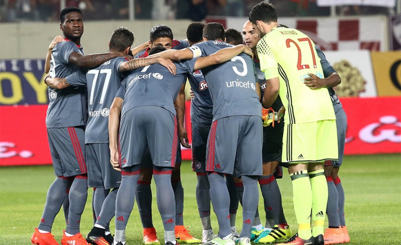 Οι παίκτες του Ολυμπιακού λίγο πριν τη σέντρα