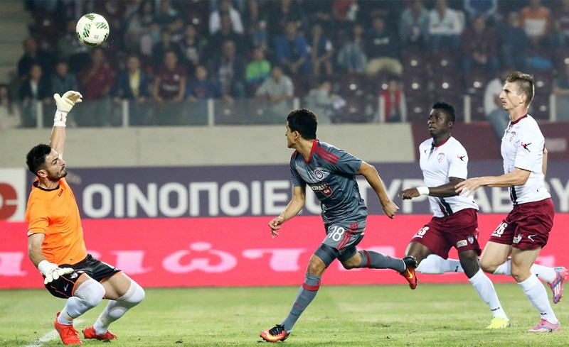 Ο Ελιουνούσι πλασάρει υποδειγματικά στο 7', αλλά το γκολ (σωστά) δεν θα μετρήσει