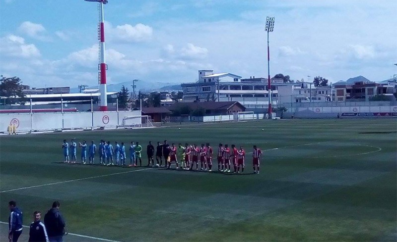 Οι δύο ομάδες σε παράταξη, λίγο πριν την έναρξη του αγώνα