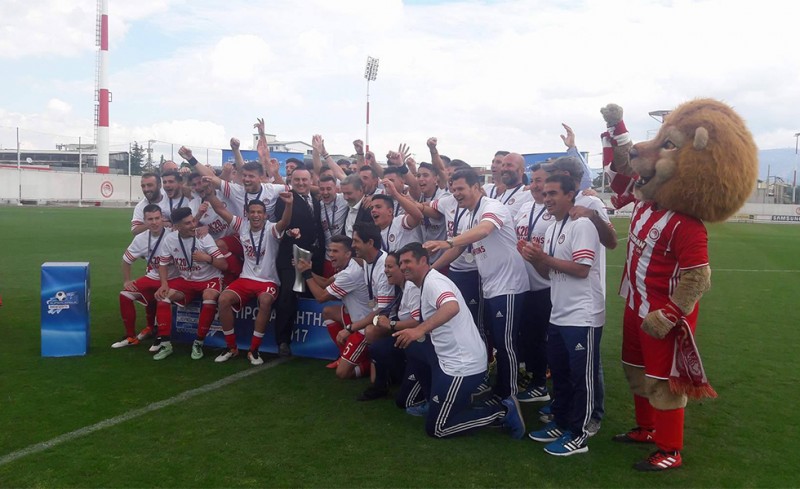 Γιορτάζουν την κατάκτηση της κούπας τα μέλη της Κ20 του Ολυμπιακού