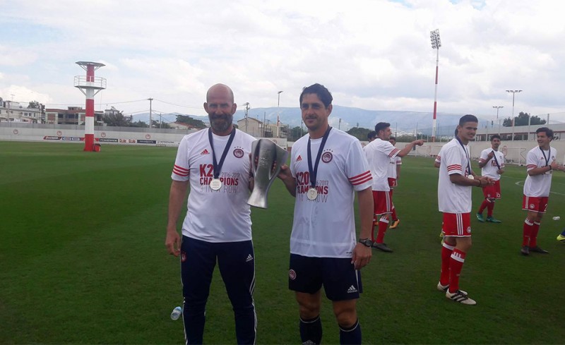 Χρήστος Θεοδώρου (αριστερά) και Ηλίας Ρωσίδης (δεξιά) πανηγυρίζουν τον τίτλο