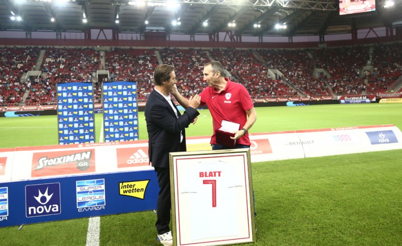 Εκτός από την τιμητική πλακέτα, στον Ντέιβιντ Μπλατ δόθηκε και φανέλα του Ολυμπιακού με το όνομά του.