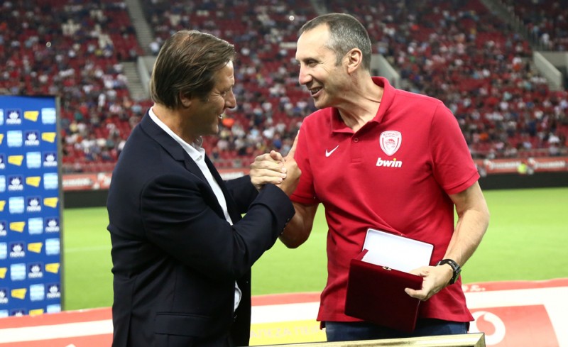 Ο Πέδρο Μαρτίνς παρέδωσε τιμητική πλακέτα στον Ντέιβιντ Μπλατ. Ωραία στιγμή.