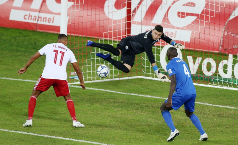 Ο Ελ Αραμπί πετυχαίνει από κοντά το 2-0.