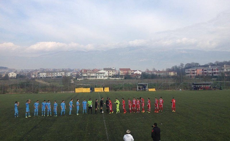 Οι δύο ομάδες λίγο πριν από τη σέντρα