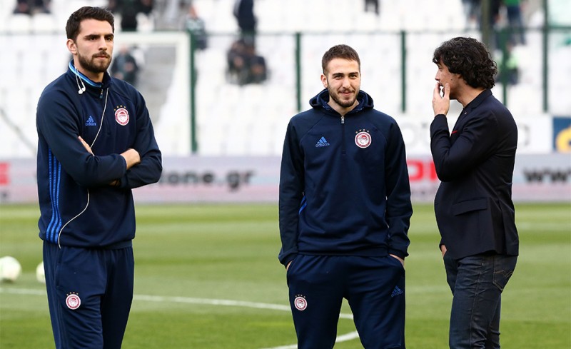 Τα λένε με Μοντεστό ο Καπίνο και ο Φορτούνης, κατά την πρώτη βόλτα των παικτών του Ολυμπιακού στον αγωνιστικό χώρο