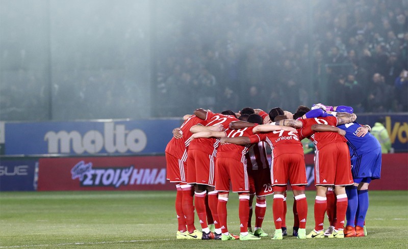 Ο αρχηγός Ντομίνγκες μιλάει στους συμπαίκτες του πριν την έναρξη του αγώνα