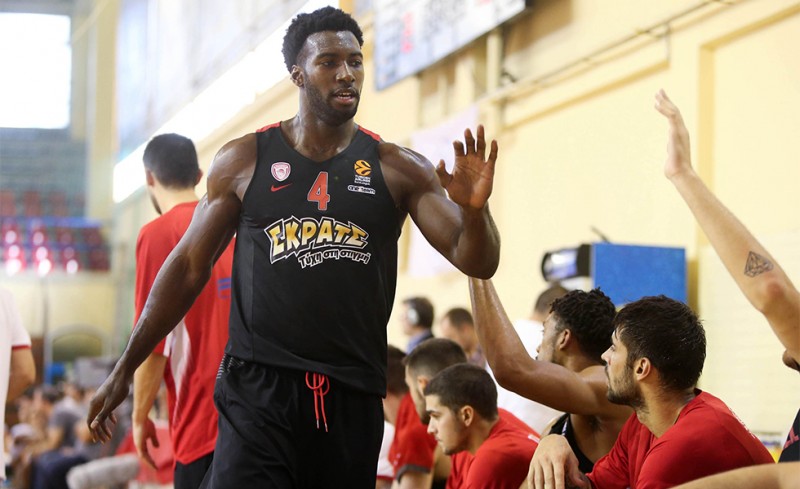 Ο Γιανγκ δέχεται τα συγχαρητήρια των συμπαικτών του στο β' δεκάλεπτο 