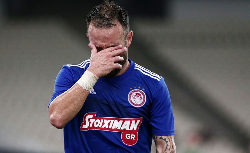 Απογοητευμένος ο Βαλμπουενά με το χαμένο πέναλτι.