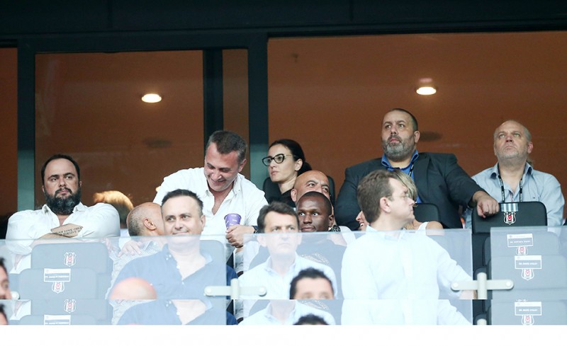 Στο γήπεδο βρίσκεται και ο Βαγγέλης Μαρινάκης. Διακρίνονται, επίσης, ο Γ' Αντιπρόεδρος της ΠΑΕ και Πρόεδρος του Ερασιτέχνη, Μιχάλης Κουντούρης, αλλά και ο Διευθυντής Επικοινωνίας, Κώστας Καραπαπάς
