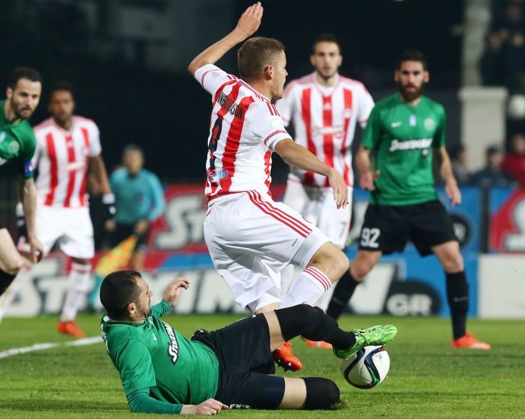 Η φάση που ο Σερφά βρίσκει τον Φινμπόγκασον από πίσω μέσα στην περιοχή