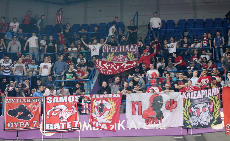 Λίγοι από τους οπαδούς του Ολυμπιακού που βρίσκονται απόψε στην Kombank Arena