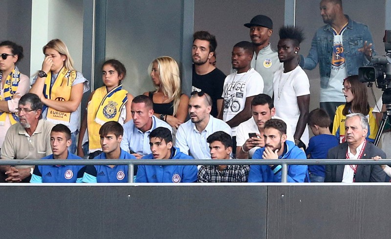 Ο Αντρέ Μάρτινς (ανάμεσα σε Χουτεσιώτη και Βούρο) παρακολουθεί το παιχνίδι. Μεγάλη μορφή ο τύπος πίσω με την αφάνα!