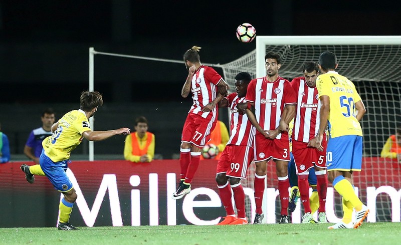 Ο Νούνο Βαλέντε εκτελεί το φάουλ στο 84', αλλά ο Καπίνο φωνάζει και πάλι 