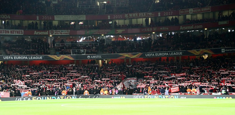 Παντού κοντά ο λαός του Θρύλου.