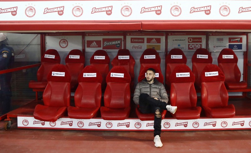 Ο Κώστας Φορτούνης, ένας από τους μεγάλους απόντες, δίπλα στην ομάδα.