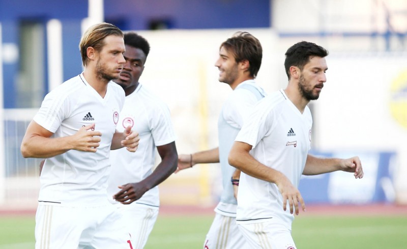 Ζιλέ και Μίλιτς σε στιγμιότυπο από το ζέσταμα του Ολυμπιακού