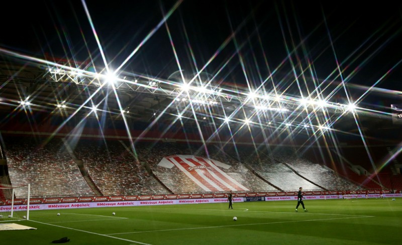 Μία εικόνα της κεντρικής κερκίδας στο Ναό, με μία μεγάλη φανέλα και... κόσμο