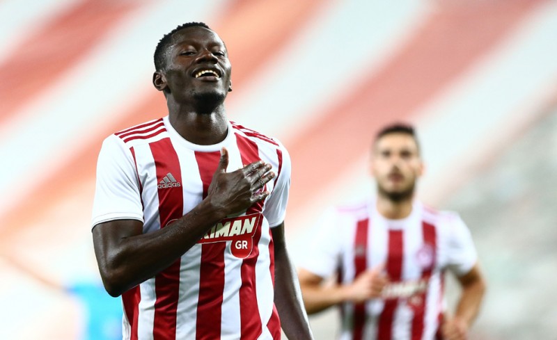 Ο Καμαρά πανηγυρίζει το ένα από τα δύο γκολ που έχει σημειώσει.