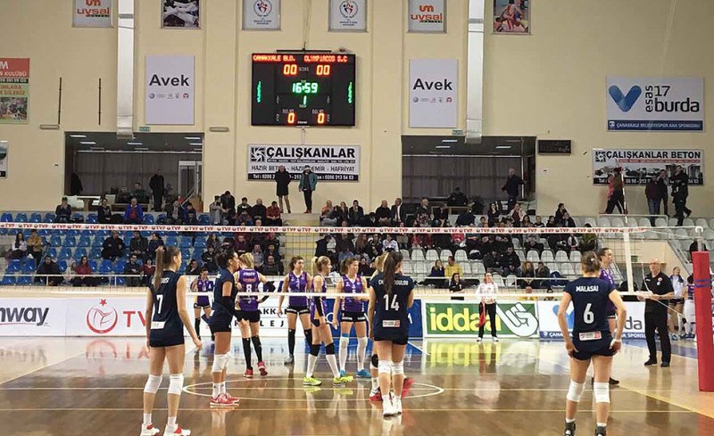 Οι δύο ομάδες στο ξεκίνημα της αναμέτρησης