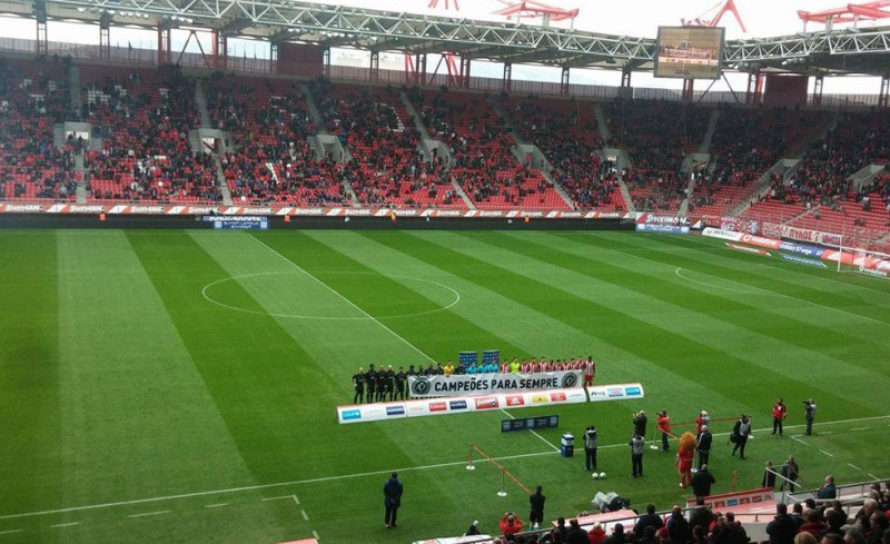 Το πανό που κράτησαν οι παίκτες και οι διαιτητές