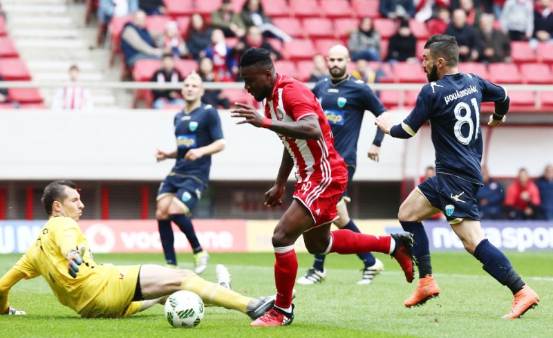 Η μεγάλη φάση του 21': Ο Ιντέγε περνάει τον Ναμάσκο, αλλά ο Μουλόπουλος θα διώξει πάνω στη γραμμή