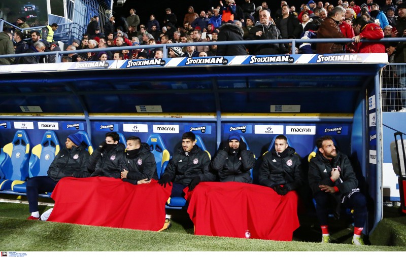 Αρκετό κρύο στην Τρίπολη, οι παίκτες στον πάγκο είναι με κουβέρτες!