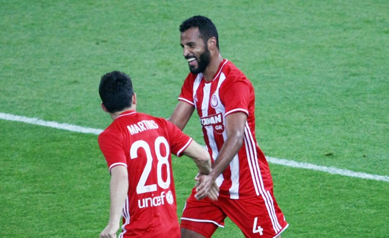 Ο Ρομαό ευχαριστεί τον Μάρτινς. Άλλωστε, από τη ΦΑΝΤΑΣΤΙΚΗ μπαλιά του Πορτογάλου ξεκίνησε το γκολ της ανατροπής