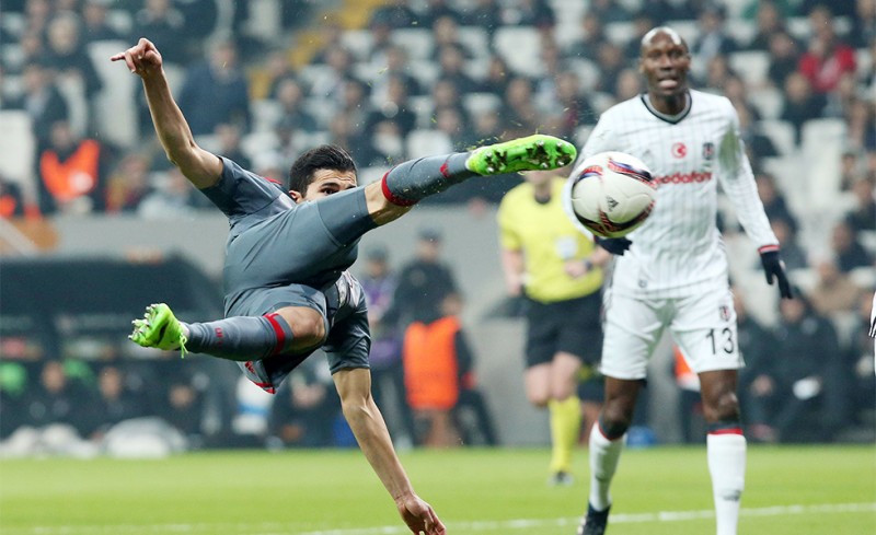 Η στιγμή που Ελιουνούσι σκοράρει ένα φανταστικό γκολ! Τι έβαλες, ρε Ταρίκ;