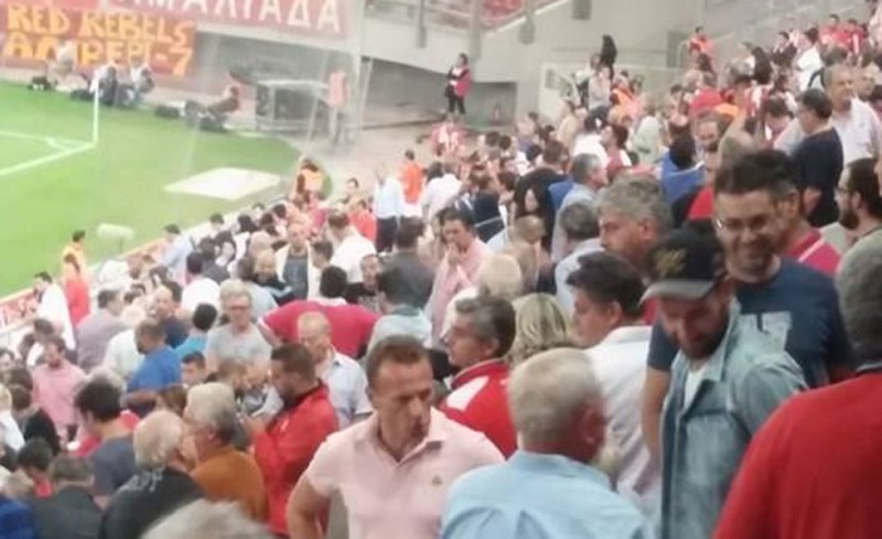 Ο Βασίλης Σπανούλης ανάμεσα στον κόσμο του Ολυμπιακού