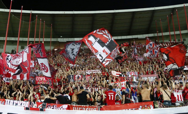 Οι οπαδοί του Ολυμπιακού έχουν πάρει τη θέση τους στο γήπεδο.