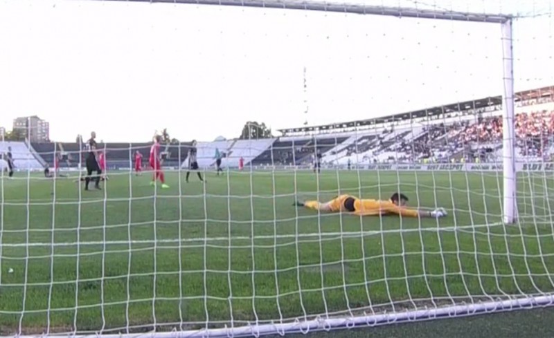 Eδώ η μπάλα έχει φύγει λίγο άουτ, στο σουτ του Κίκοβιτς...