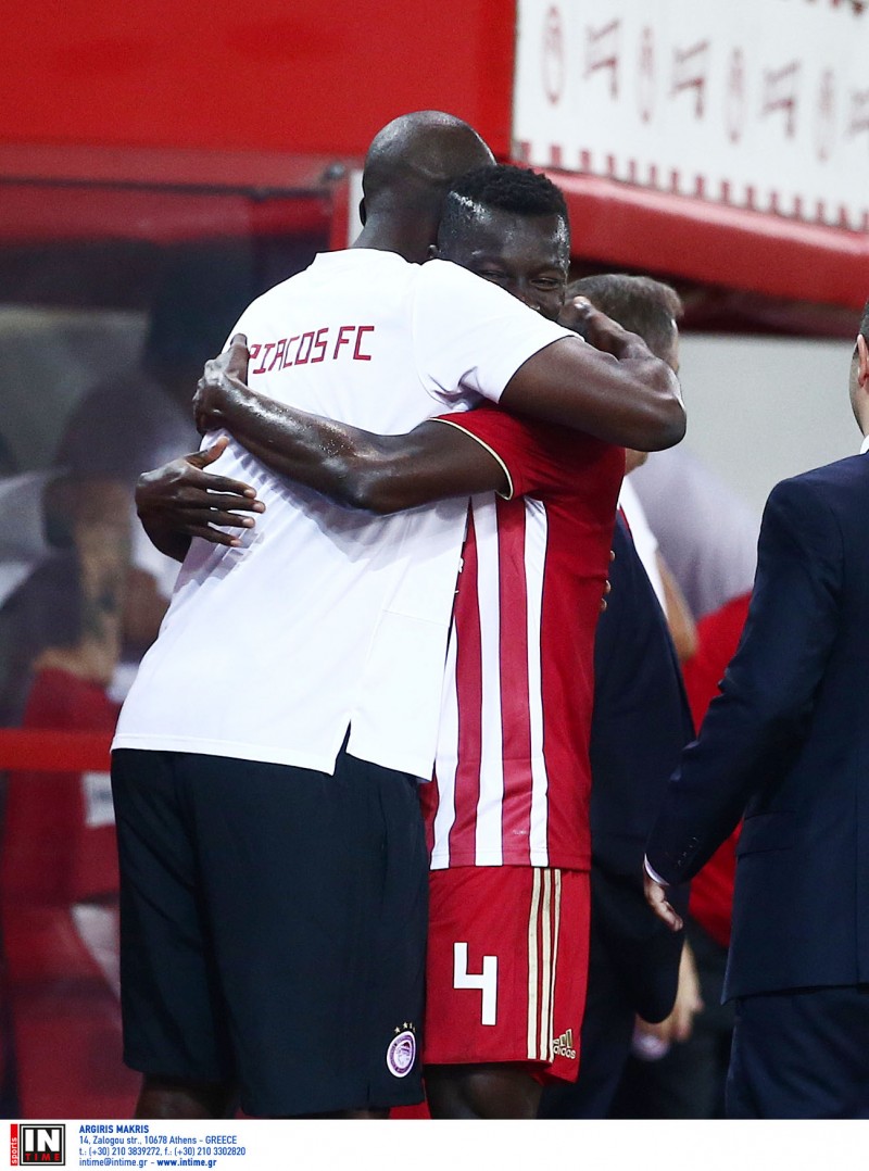 Αμέσως έτρεξε ο Τουρέ να συνεχάρη τον Καμαρά για το απίστευτο γκολ του!