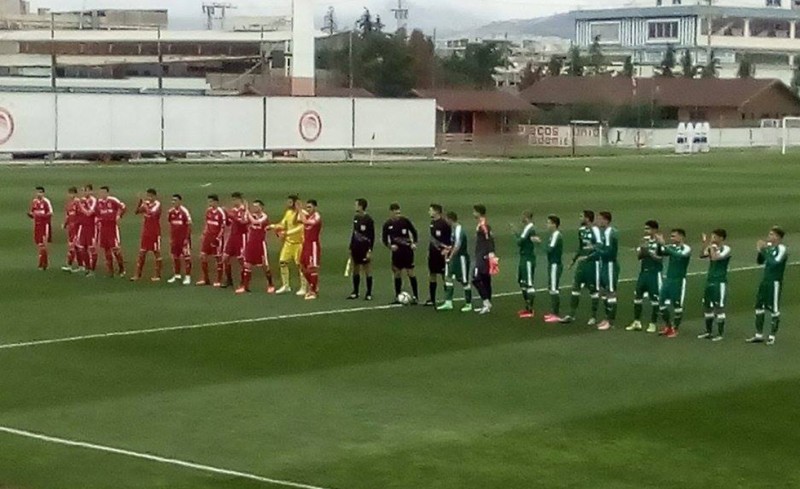 Οι δύο ομάδες λίγο πριν από τη σέντρα στο ματς