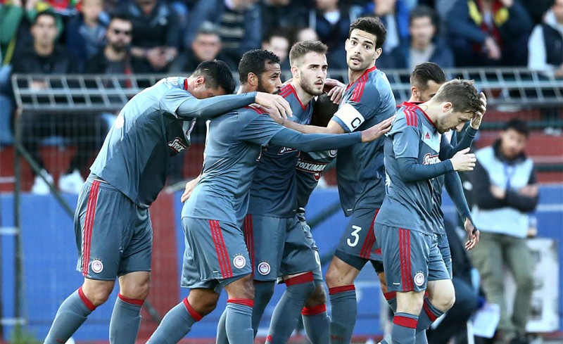 Οι παίκτες του Ολυμπιακού πανηγυρίζουν το γκολ του Φορτούνη (20')