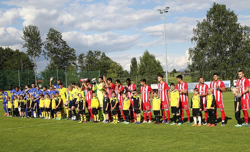 Η ενδεκάδα του Θρύλου λίγο πριν τη σέντρα του φιλικού με τη Χορν