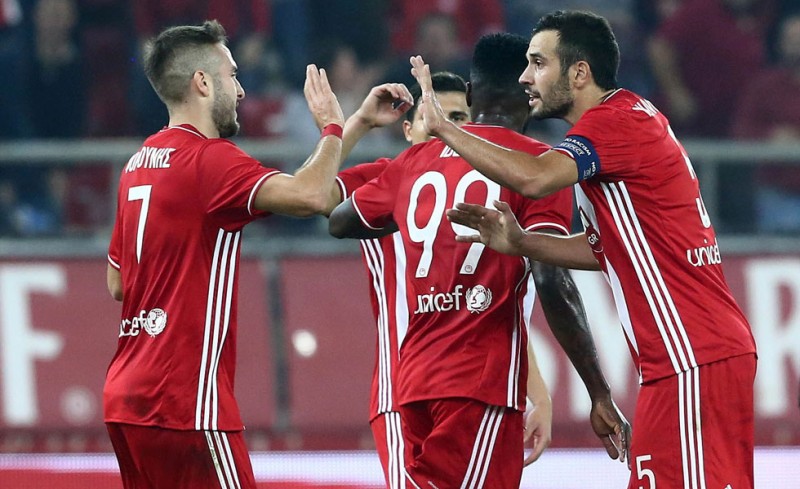 Οι παίκτες πανηγυρίζουν το γκολ της ισοφάρισης