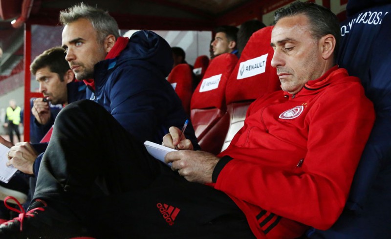 Ο Μπέντο σημειώνει στο μπλοκάκι του