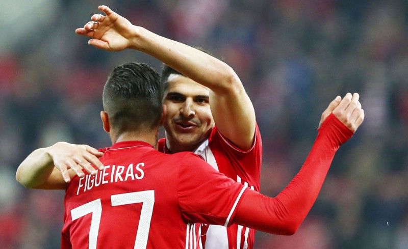 Ο σκόρερ Ελιουνούσι ευχαριστεί τον Φιγκέιρας για την ασίστ