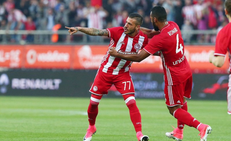 Ο Φιγκέιρας πανηγυρίζει το γκολ που πέτυχε