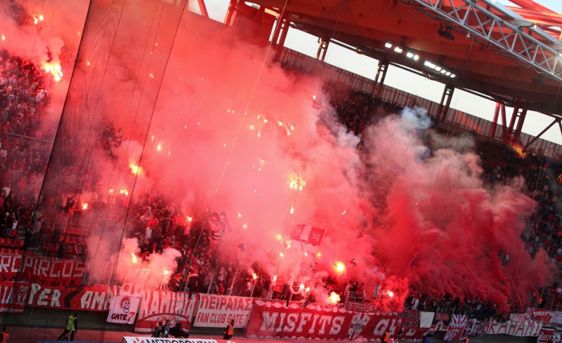 Πολύ ωραία ατμόσφαιρα έχουν δημιουργήσει και σήμερα οι οπαδοί του Ολυμπιακού